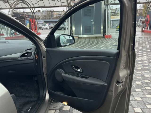 Серый Рено Меган, объемом двигателя 1.6 л и пробегом 248 тыс. км за 6800 $, фото 13 на Automoto.ua