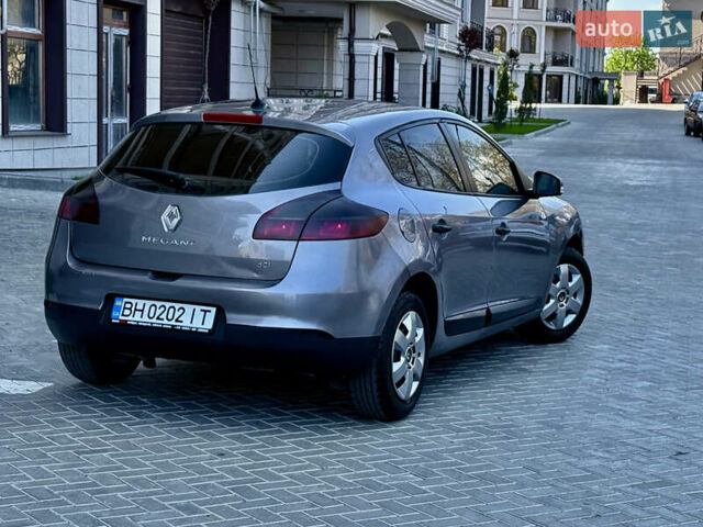 Рено Меган 2010 в Одессе на Automoto.ua Серый Рено Меган, объемом двигателя 1.46 л и пробегом 221 тыс. км за 5999 $, фото 6 на Automoto.ua