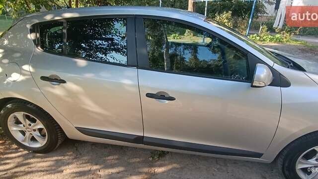 Рено Меган 2010 в Житомире на Automoto.ua Серый Рено Меган, объемом двигателя 1.46 л и пробегом 224 тыс. км за 6500 $, фото 5 на Automoto.ua