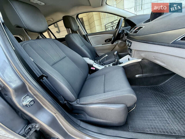 Рено Меган 2010 в Одессе на Automoto.ua Серый Рено Меган, объемом двигателя 1.46 л и пробегом 221 тыс. км за 5999 $, фото 52 на Automoto.ua