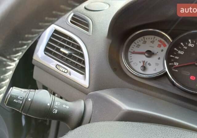 Рено Меган 2010 в Ровно на Automoto.ua Серый Рено Меган, объемом двигателя 1.46 л и пробегом 286 тыс. км за 5500 $, фото 21 на Automoto.ua