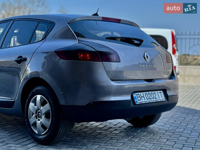 Рено Меган 2010 в Одессе на Automoto.ua Серый Рено Меган, объемом двигателя 1.46 л и пробегом 221 тыс. км за 5999 $, фото 8 на Automoto.ua
