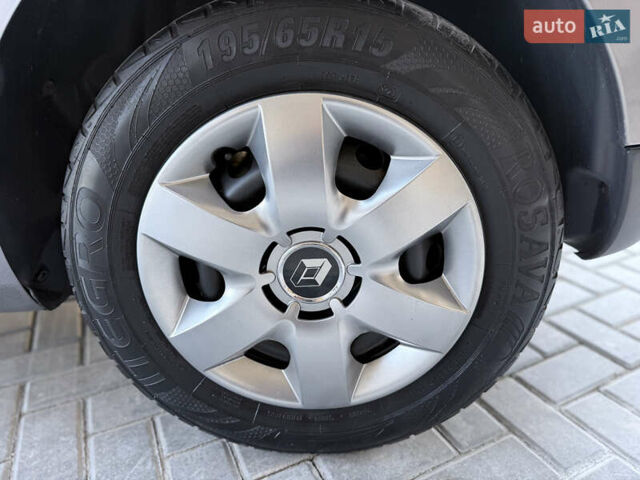 Рено Меган 2010 в Одессе на Automoto.ua Серый Рено Меган, объемом двигателя 1.46 л и пробегом 221 тыс. км за 5999 $, фото 25 на Automoto.ua