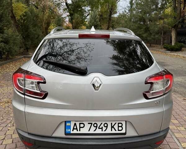 Рено Меган 2011 в Запорожье на Automoto.ua Серый Рено Меган, объемом двигателя 1.46 л и пробегом 251 тыс. км за 6400 $, фото 9 на Automoto.ua