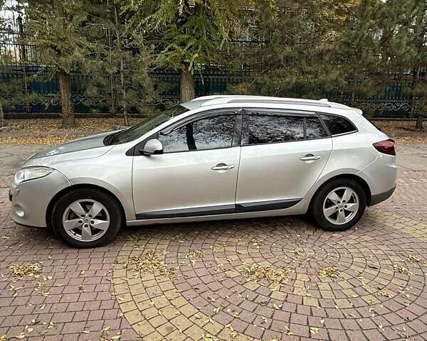 Рено Меган 2011 в Запорожье на Automoto.ua Серый Рено Меган, объемом двигателя 1.46 л и пробегом 251 тыс. км за 6400 $, фото 1 на Automoto.ua