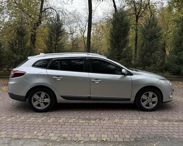 Рено Меган 2011 в Запорожье на Automoto.ua Серый Рено Меган, объемом двигателя 1.46 л и пробегом 251 тыс. км за 6400 $, фото 8 на Automoto.ua