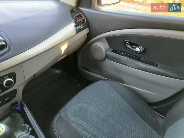 Сірий Рено Меган, об'ємом двигуна 1.6 л та пробігом 272 тис. км за 7000 $, фото 16 на Automoto.ua