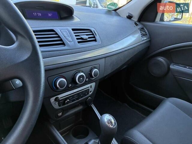 Серый Рено Меган, объемом двигателя 1.6 л и пробегом 214 тыс. км за 7450 $, фото 28 на Automoto.ua