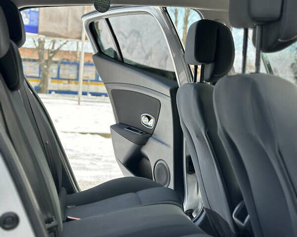 Серый Рено Меган, объемом двигателя 1.5 л и пробегом 310 тыс. км за 6600 $, фото 16 на Automoto.ua