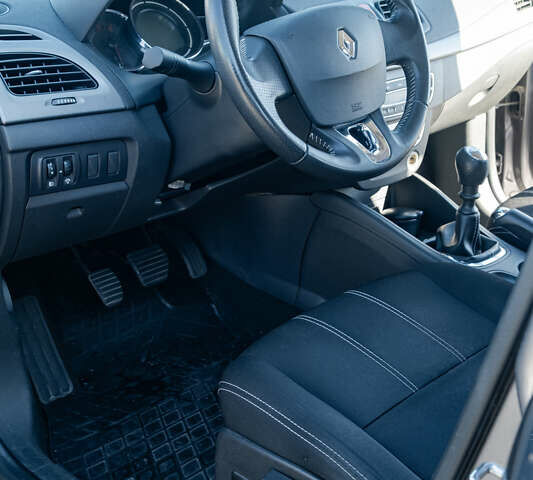 Серый Рено Меган, объемом двигателя 1.46 л и пробегом 113 тыс. км за 8500 $, фото 12 на Automoto.ua