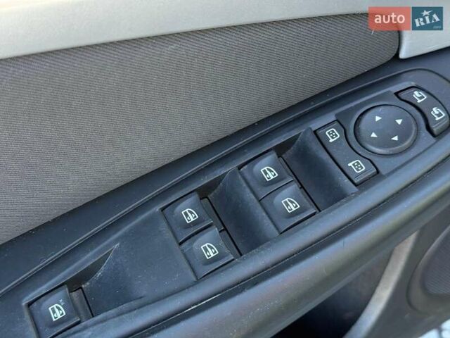Рено Меган 2011 у Львові на Automoto.ua Сірий Рено Меган, об'ємом двигуна 2 л та пробігом 215 тис. км за 8690 $, фото 11 на Automoto.ua