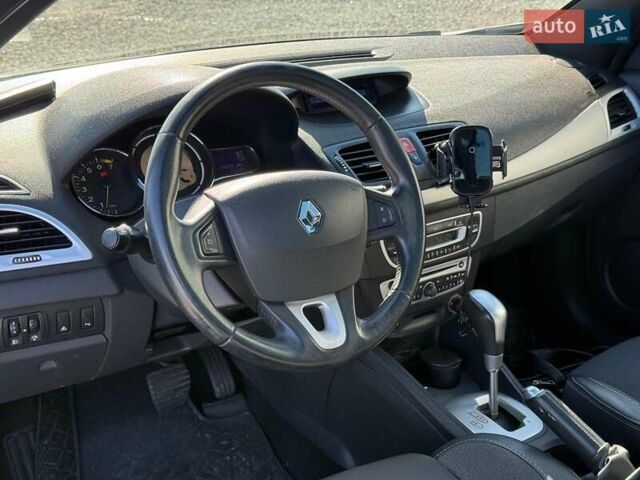Рено Меган 2011 у Львові на Automoto.ua Сірий Рено Меган, об'ємом двигуна 2 л та пробігом 215 тис. км за 8690 $, фото 8 на Automoto.ua