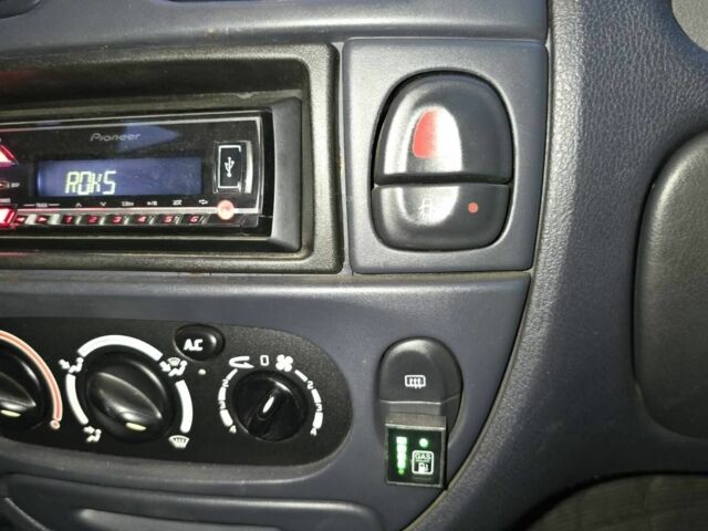 Серый Рено Меган, объемом двигателя 1.4 л и пробегом 150 тыс. км за 2800 $, фото 5 на Automoto.ua