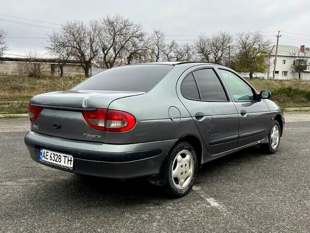 Серый Рено Меган, объемом двигателя 1.4 л и пробегом 260 тыс. км за 2100 $, фото 2 на Automoto.ua