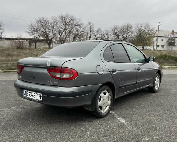 Серый Рено Меган, объемом двигателя 1.4 л и пробегом 360 тыс. км за 2100 $, фото 2 на Automoto.ua