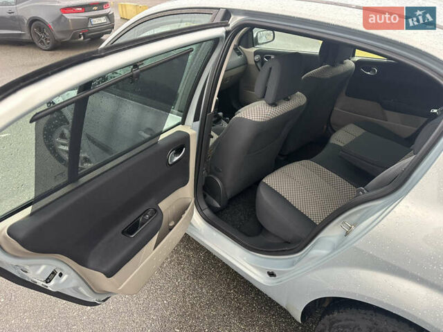 Серый Рено Меган, объемом двигателя 1.6 л и пробегом 208 тыс. км за 4999 $, фото 8 на Automoto.ua