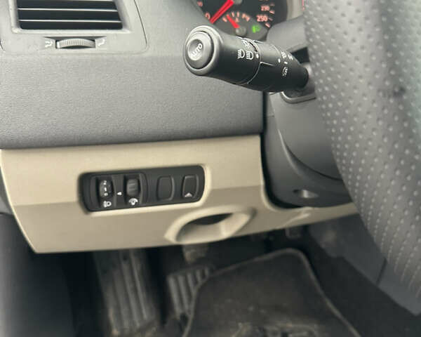 Серый Рено Меган, объемом двигателя 1.6 л и пробегом 208 тыс. км за 4999 $, фото 17 на Automoto.ua