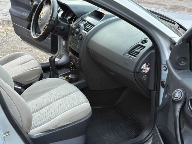 Серый Рено Меган, объемом двигателя 1.4 л и пробегом 350 тыс. км за 3900 $, фото 19 на Automoto.ua