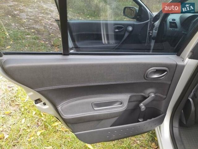 Рено Меган 2005 в Смеле на Automoto.ua Серый Рено Меган, объемом двигателя 1.39 л и пробегом 157 тыс. км за 4900 $, фото 14 на Automoto.ua