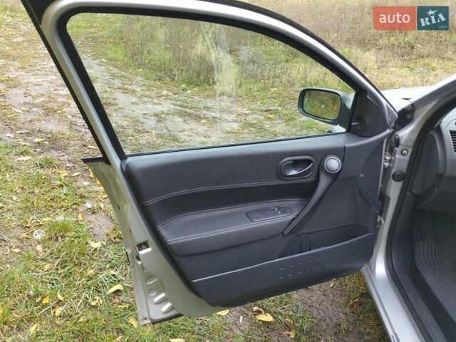 Рено Меган 2005 в Смеле на Automoto.ua Серый Рено Меган, объемом двигателя 1.39 л и пробегом 157 тыс. км за 4900 $, фото 13 на Automoto.ua