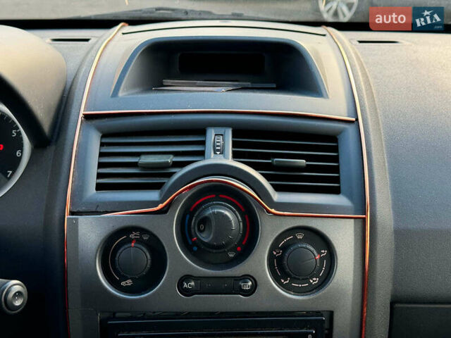 Серый Рено Меган, объемом двигателя 1.6 л и пробегом 132 тыс. км за 4780 $, фото 26 на Automoto.ua