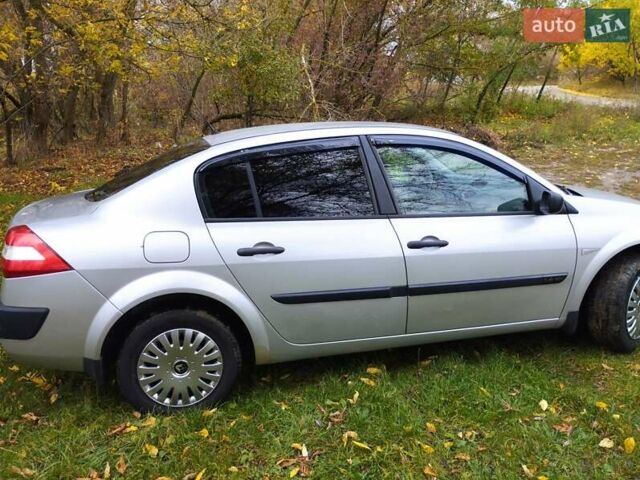 Рено Меган 2005 в Смеле на Automoto.ua Серый Рено Меган, объемом двигателя 1.39 л и пробегом 157 тыс. км за 4900 $, фото 2 на Automoto.ua