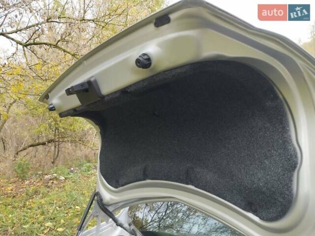 Рено Меган 2005 в Смеле на Automoto.ua Серый Рено Меган, объемом двигателя 1.39 л и пробегом 157 тыс. км за 4900 $, фото 21 на Automoto.ua