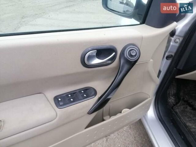 Серый Рено Меган, объемом двигателя 1.6 л и пробегом 235 тыс. км за 3700 $, фото 11 на Automoto.ua