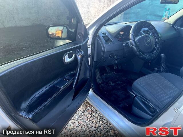 Рено Меган 2007 у Первомайськ на Automoto.ua Сірий Рено Меган, об'ємом двигуна 1.4 л та пробігом 180 тис. км за 4199 $, фото 7 на Automoto.ua