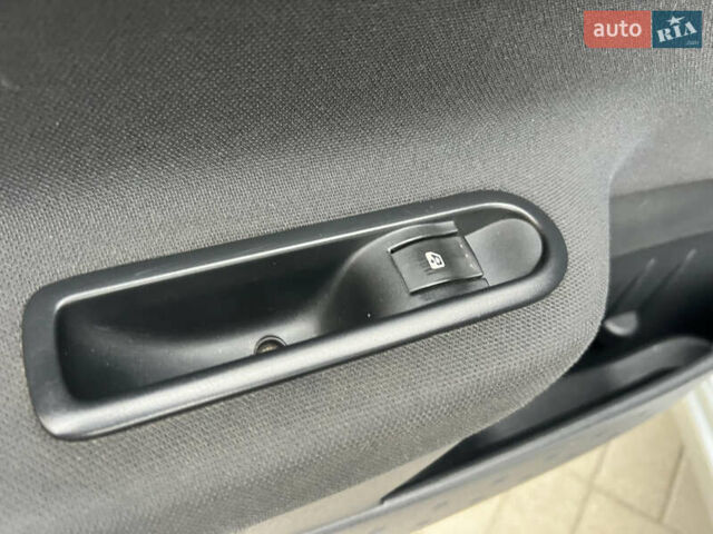 Серый Рено Меган, объемом двигателя 1.6 л и пробегом 179 тыс. км за 4600 $, фото 55 на Automoto.ua