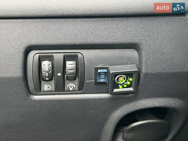 Серый Рено Меган, объемом двигателя 1.6 л и пробегом 179 тыс. км за 4600 $, фото 47 на Automoto.ua