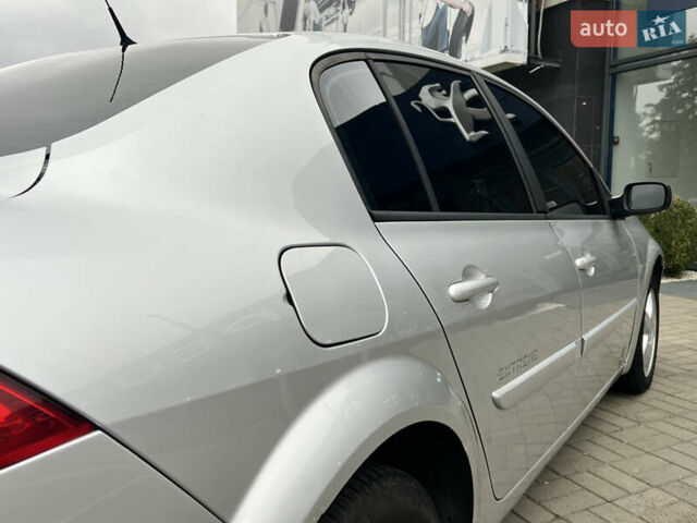 Серый Рено Меган, объемом двигателя 1.6 л и пробегом 179 тыс. км за 4600 $, фото 22 на Automoto.ua