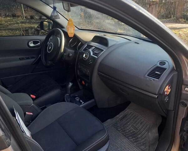 Серый Рено Меган, объемом двигателя 1.6 л и пробегом 381 тыс. км за 4600 $, фото 2 на Automoto.ua