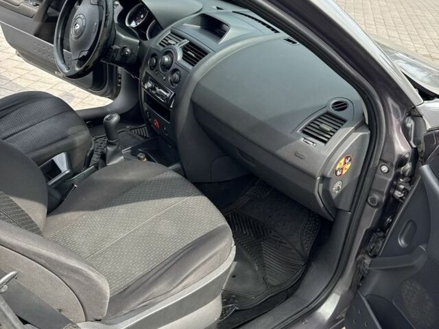Сірий Рено Меган, об'ємом двигуна 1.6 л та пробігом 250 тис. км за 3250 $, фото 5 на Automoto.ua