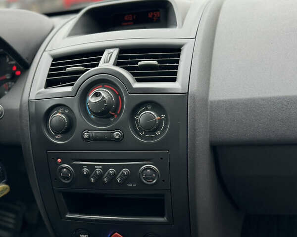 Серый Рено Меган, объемом двигателя 1.6 л и пробегом 300 тыс. км за 3850 $, фото 33 на Automoto.ua