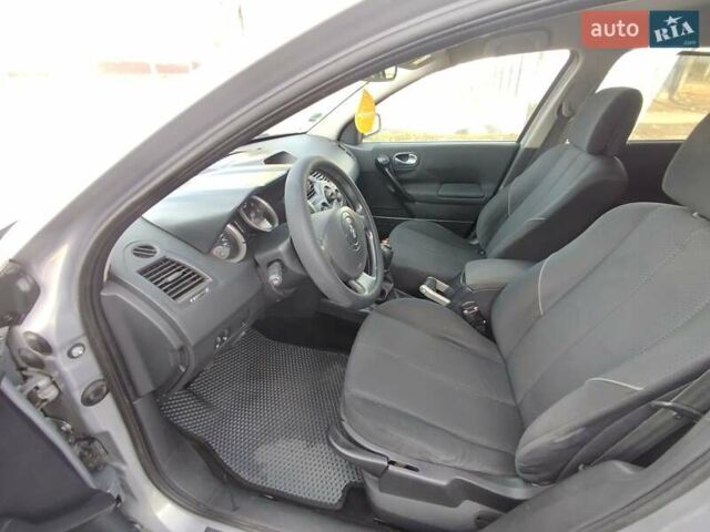 Рено Меган 2004 у Первомайськ на Automoto.ua Сірий Рено Меган, об'ємом двигуна 1.6 л та пробігом 233 тис. км за 4500 $, фото 32 на Automoto.ua