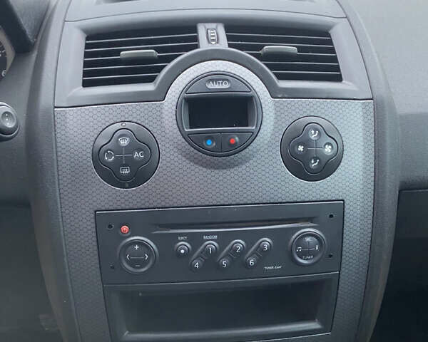 Серый Рено Меган, объемом двигателя 1.6 л и пробегом 158 тыс. км за 3999 $, фото 19 на Automoto.ua