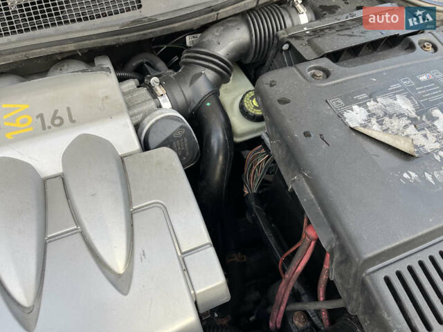 Сірий Рено Меган, об'ємом двигуна 1.6 л та пробігом 213 тис. км за 4200 $, фото 38 на Automoto.ua