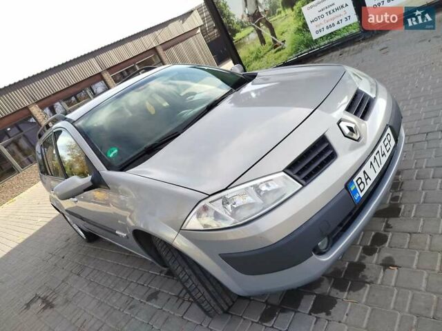 Рено Меган 2004 у Первомайськ на Automoto.ua Сірий Рено Меган, об'ємом двигуна 1.6 л та пробігом 233 тис. км за 4500 $, фото 1 на Automoto.ua