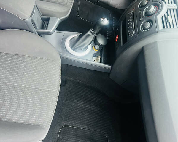 Серый Рено Меган, объемом двигателя 1.39 л и пробегом 207 тыс. км за 4600 $, фото 40 на Automoto.ua