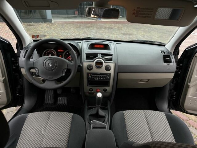 Серый Рено Меган, объемом двигателя 0 л и пробегом 238 тыс. км за 5200 $, фото 6 на Automoto.ua