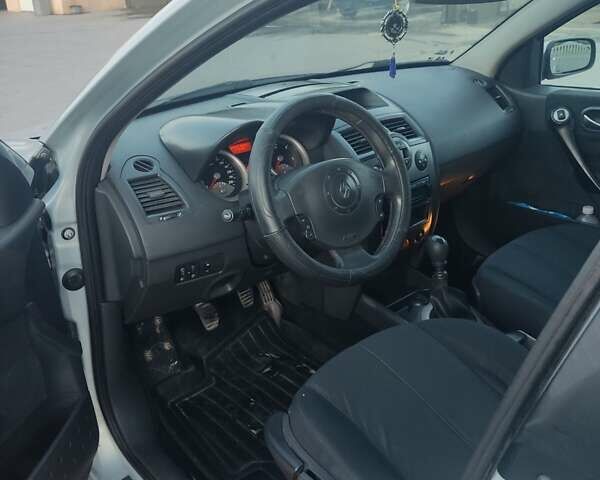 Рено Меган 2004 в Остоге на Automoto.ua Серый Рено Меган, объемом двигателя 1.9 л и пробегом 289 тыс. км за 4300 $, фото 13 на Automoto.ua