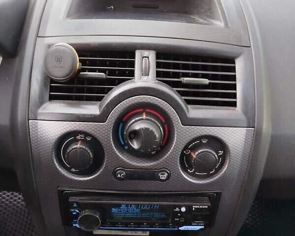 Рено Меган 2004 у Первомайськ на Automoto.ua Сірий Рено Меган, об'ємом двигуна 1.6 л та пробігом 233 тис. км за 4500 $, фото 27 на Automoto.ua