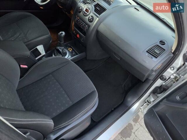 Серый Рено Меган, объемом двигателя 1.6 л и пробегом 223 тыс. км за 4399 $, фото 17 на Automoto.ua