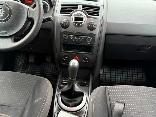 Серый Рено Меган, объемом двигателя 1.6 л и пробегом 212 тыс. км за 4450 $, фото 4 на Automoto.ua