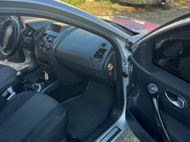 Рено Меган 2005 в Славянске на Automoto.ua Серый Рено Меган, объемом двигателя 0 л и пробегом 261 тыс. км за 4300 $, фото 1 на Automoto.ua