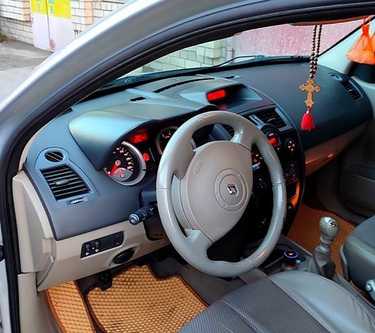 Серый Рено Меган, объемом двигателя 2 л и пробегом 228 тыс. км за 5100 $, фото 6 на Automoto.ua