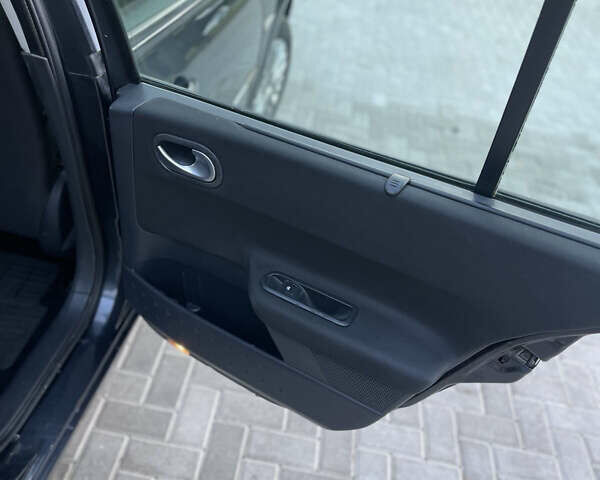 Серый Рено Меган, объемом двигателя 1.5 л и пробегом 278 тыс. км за 4100 $, фото 5 на Automoto.ua