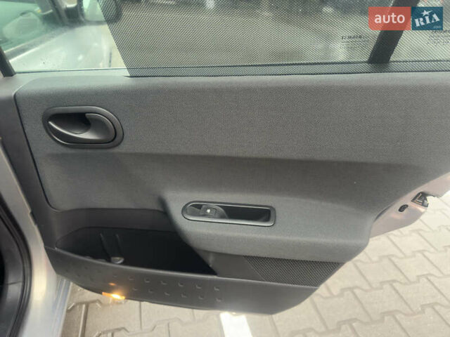 Серый Рено Меган, объемом двигателя 1.6 л и пробегом 197 тыс. км за 5300 $, фото 18 на Automoto.ua