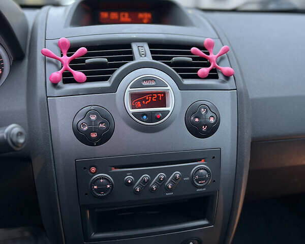 Серый Рено Меган, объемом двигателя 1.6 л и пробегом 221 тыс. км за 4850 $, фото 16 на Automoto.ua